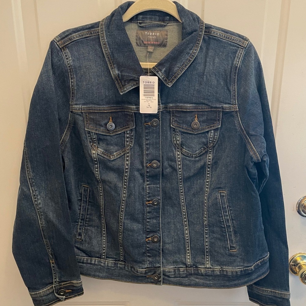 Torrid Womens Medium Wash Denim Trucker Jacket Blue Stretch 1X 14-16 Western NWT - Picture 2 of 7